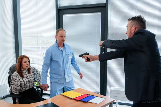 Na Wspólnej, odcinek 3500: Strzelanina w szpitalu Kamila! Padnie strzał, kiedy Hoffer stanie w obronie dyrektor Kolendy - ZDJĘCIA