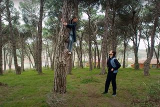 Sila znów wpakuje się w tarapaty. Tym razem utknie na drzewie i spadając... spadnie na Kuzeya. 