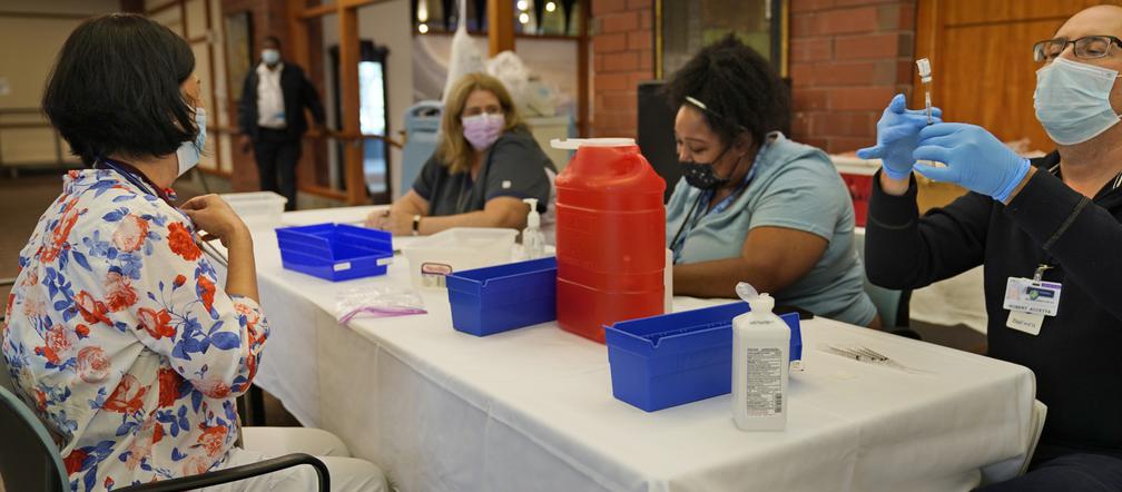 Przez nakaz szczepień brakuje opiekunów