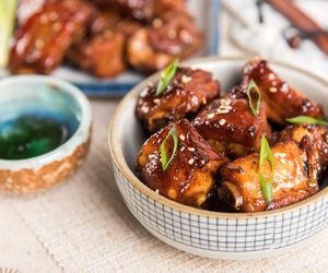 Żeberka wieprzowe po chińsku: lepkie, ostre i pyszne