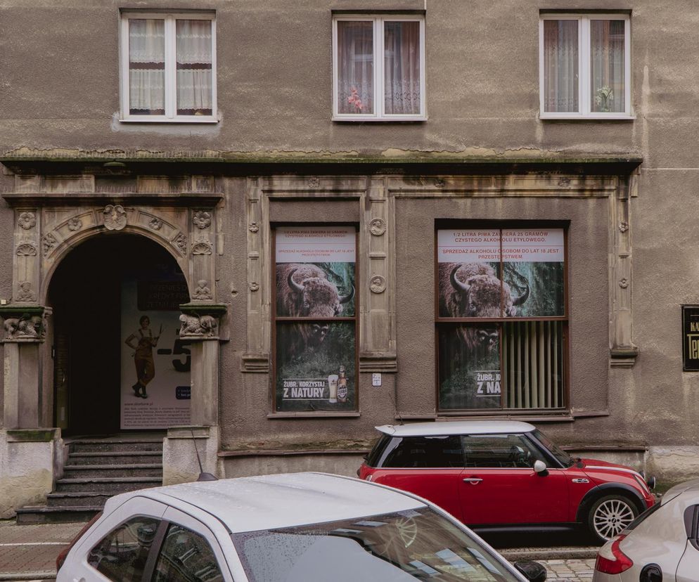 Świdnica. Ten blok jest z PRL-u, a portal ma z renesansu