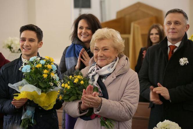 M jak miłość odcinek 1451, ślub Uli (Iga Krefft) i Bartka (Arkadiusz Smoleński). Barbara (Teresa Lipowska), Marysia (Małgorzata Pieńkowska), Mateusz (Krystian Domagała)