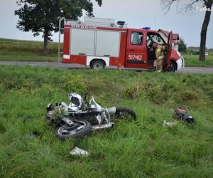 Motocyklista wypadł z drogi i uderzył w betonowy przepust