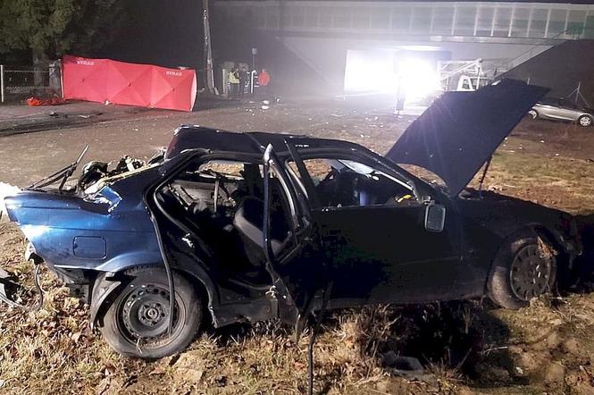 TRAGICZNY wypadek. Dwie osoby WYPADŁY z BMW. 41-latek nie żyje. Kierowca był pijany