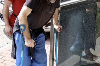 Daniel W. ruszył z młotkiem na policjanta. Potem padł strzał. 49-latek usłyszał zarzut