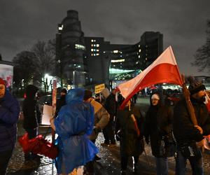 Kolejny dzień protestu przed siedzibą TVP