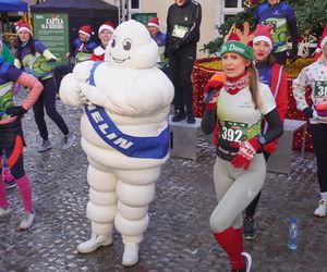 Bieg Mikołajów w Olsztynie. Około 400 osób pobiegło w charytatywnym celu [ZDJĘCIA]