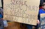 Mieszkańcy protestowali na sesji Rady Gminy Wilkołaz przeciwko likwidacji SP w Marianówce