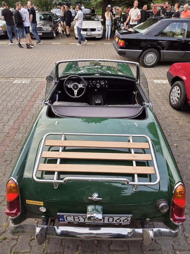 Klasyczna motoryzacja znów zachwyciła Bydgoszcz. „Bydgoskie Klasyki Nocą” przy Torbydzie