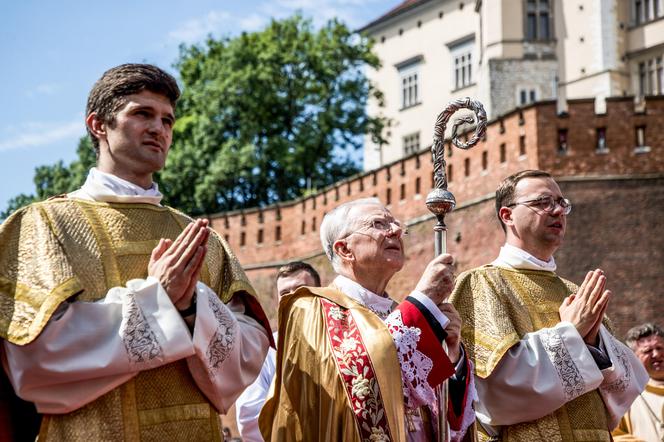 Procesja Bożego Ciała w Krakowie. Tłumy na ulicach miasta 