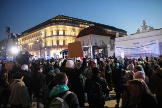 Protest na ulicach Warszawy! Strajk Kobiet idzie do Andrzeja Dudy i Szymona Hołowni