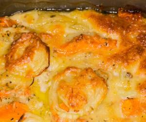 Ziemniaki zapiekane z serem. Smakują, jakbyś spędził godziny w kuchni, ale to tylko chwila