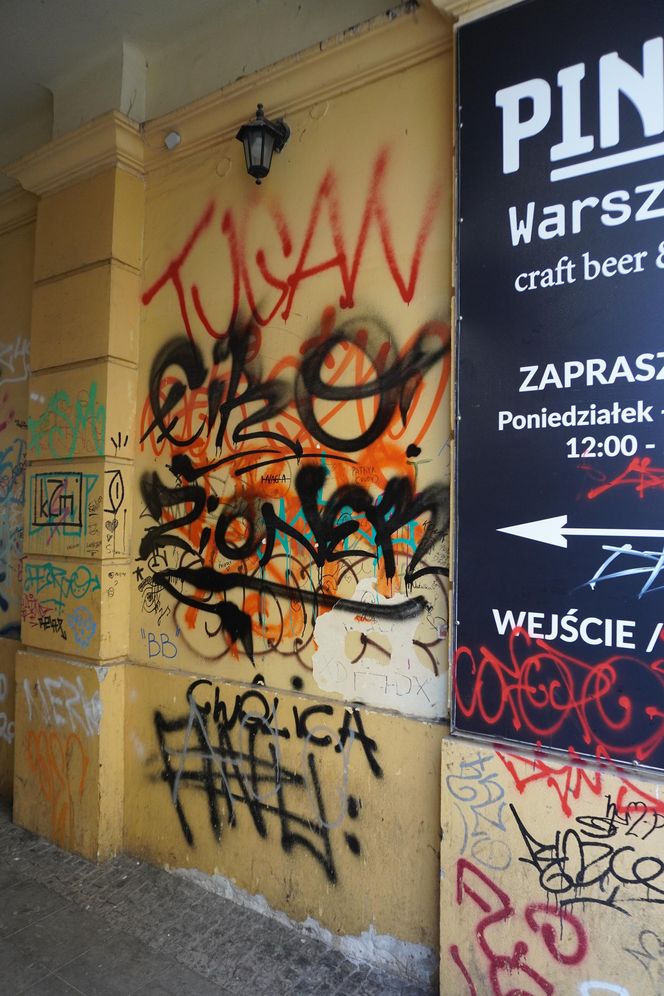 W niektórych miejscach Chmielnej - mimo remontu - nadal straszą jednak graffiti