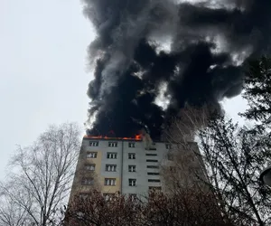 Pożar bloku w czeskim Cieszynie. Dach stanął w płomieniach