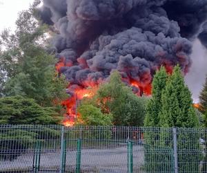 Gigantyczny pożar na Dolnym Śląsku. Płonie składowisko opon! W jęzorami ognia walczy 35 zastępów straży pożarnej
