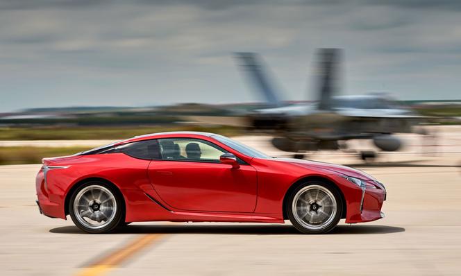 Lexus LC 500 ściga się z myśliwcem F-18