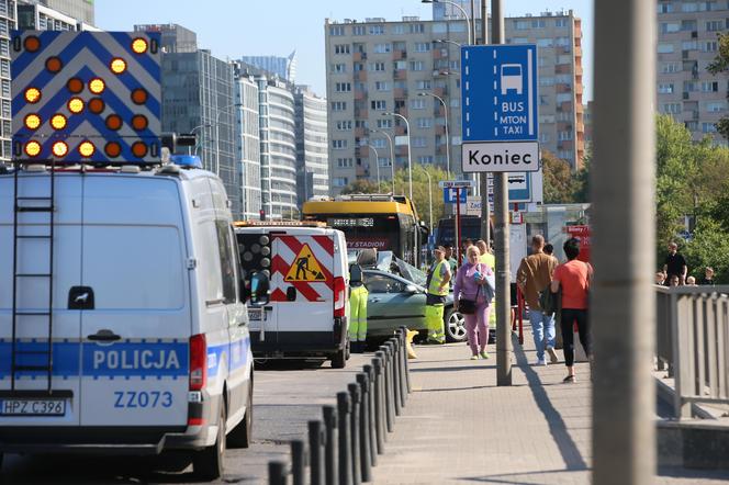 Wypadek w Alejach Jerozolimskich. Samochód uderzył w autobus. Kierowca osobówki nie żyje