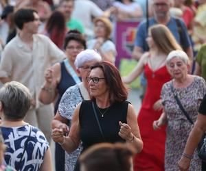 Potańcówka pod Teatrem Śląskim w Katowicach. Tłumy wręcz oszalały ZDJĘCIA