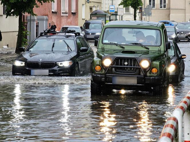 Nawałnica nad Gnieznem. Miasto zalały strumienie wody po ulewie i gradobiciu [ZDJĘCIA].