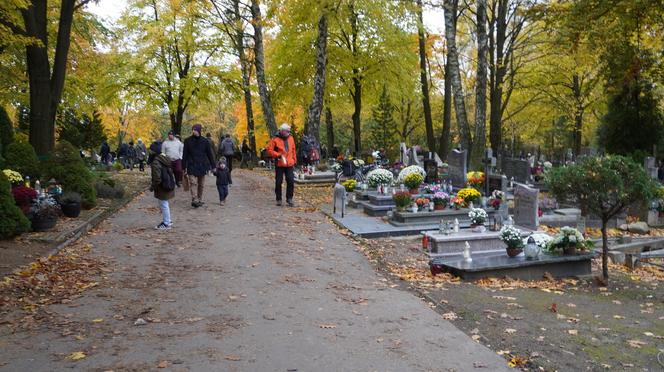 Tłumy na cmentarzu przy ul. Poprzecznej. Olsztynianie odwiedzają groby bliskich [ZDJĘCIA]