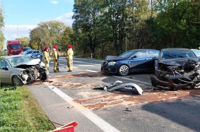 Wypadek w Skórcu, osobówka wbiła się pod ciężarówkę