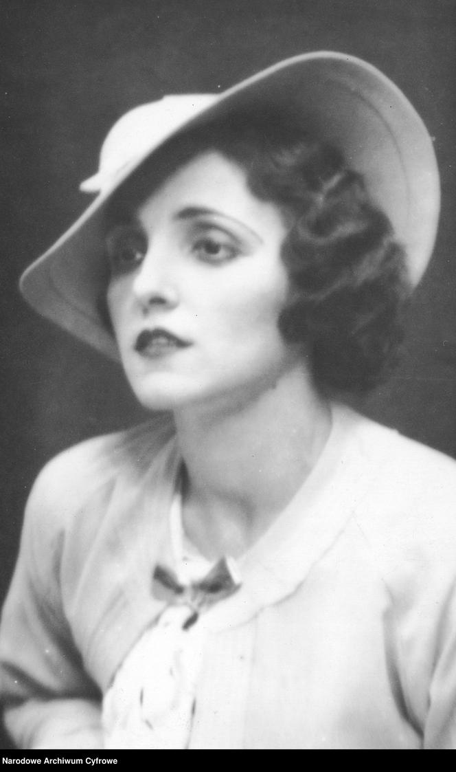 Aktorka Janina Sikorska w jednej ze scen przedstawienia. "Światowid" nr 2/596 z 11.01.1936.