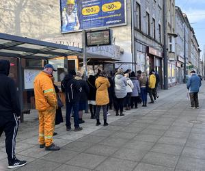 Kolejki przed pączkarniami w Gorzowie.