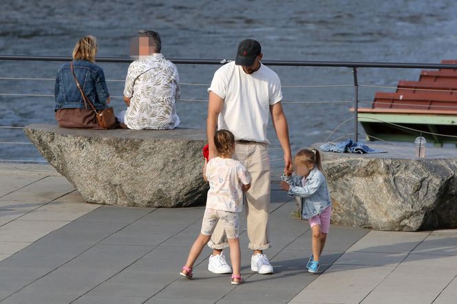 Maciej Pela z córeczkami nad Wisłą