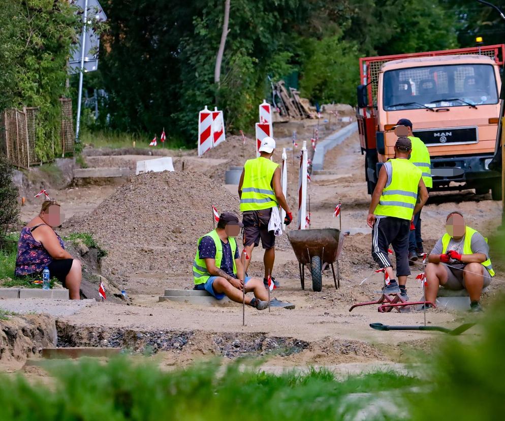 Kierowcy tkwią w korkach, robotnicy się śmieją. Sielankowy nastrój podczas remontu