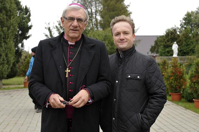 Ranczo 10 sezon. Ksiądz Robert (Bartek Kasprzykowski), biskup Sądecki (Wiktor Zborowski)