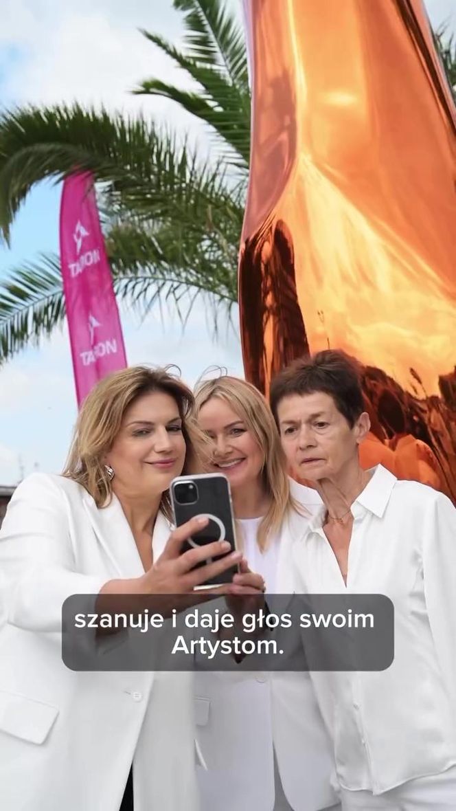 Gigantyczny złoty "lajk" stanął w centrum Gliwic. Zainaugurowano festiwal Biennale Gliwice