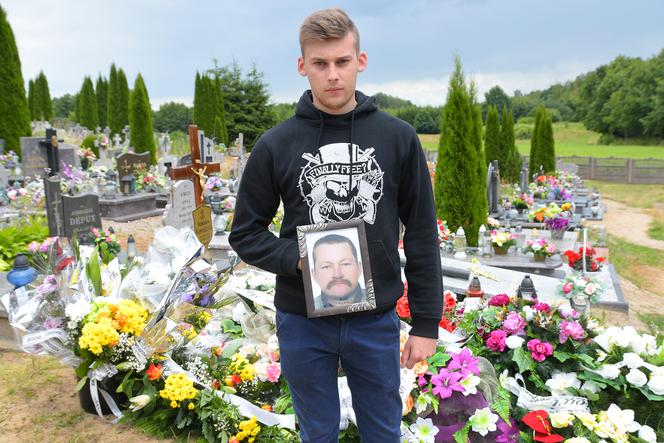 Mateusz Kowalczyk przy grobie ojca