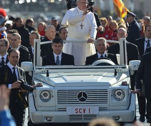 Jakie auta lubił Jan Paweł II, a jakie Franciszek? Papieska flota samochodów