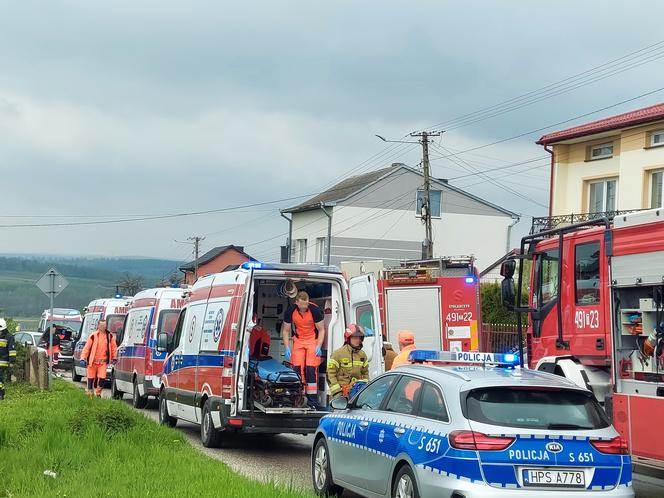 Świętokrzyskie: Sześcioletni chłopiec zginął w wypadku. Rannych pięć osób, w tym czworo dzieci