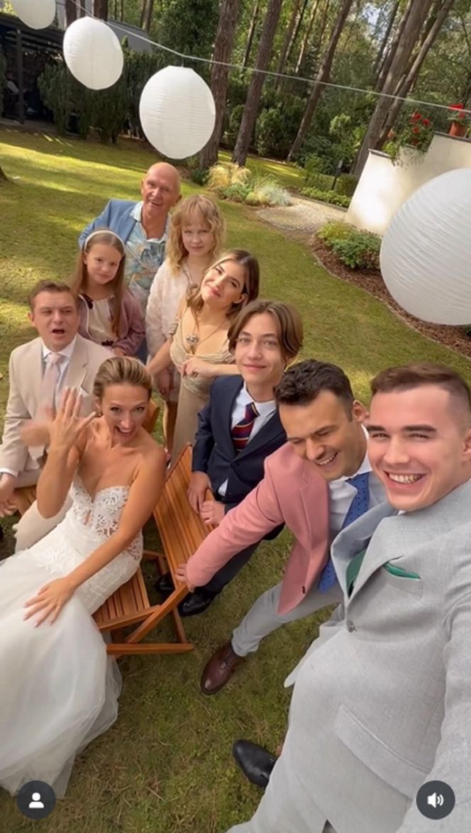 Barwy szczęścia. Asia (Anna Gzyra-Augustynowicz), Hubert (Marek Molak), Marysia (Nina Szumowska), Agata (Natalia Zambrzycka), Ignacy (Olaf Staszkiewicz), Tolek (Marek Siudym), Staś (Olaf Kasprzyk), Emilka (Jessica Frankiewicz)