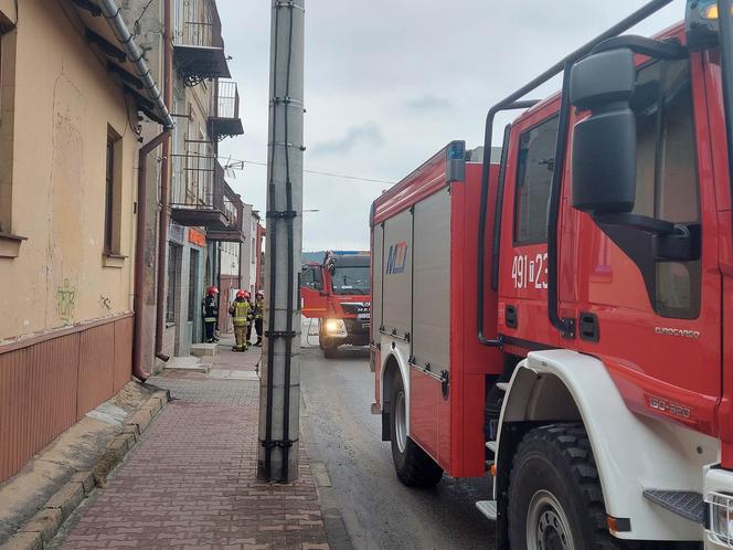 Pożar w kamienicy przy Iłżeckie w Starchowicach! W niedzielny poranek służby w akcji