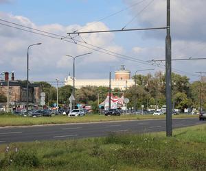 „Waterland”, czyli cyrk na wodzie w Lublinie. Na Błoniach pod Zamkiem rozłożono namiot cyrkowy