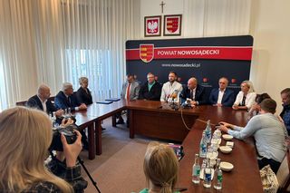 Podpisanie umowy na utworzenie w Krynicy-Zdroju klasy o profilu hokejowym