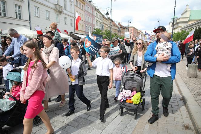 Pochód wyruszył z placu Zamkowego w Warszawie. Narodowy Marsz Życia pod hasłem Niech Żyje Polska! - jak podkreślają organizatorzy - jest manifestacją sprzeciwu wobec ataków wymierzonych w małżeństwo, rodzinę i w „poczęte dzieci zagrożone aborcją”.