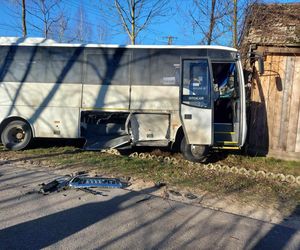 Zderzenie autobusu z autem osobowym w Rzepinku