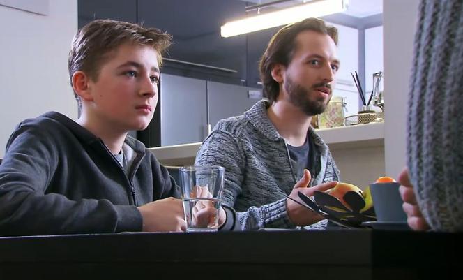 Na Wspólnej odc. 3250. Seba Walczyk (Maxim Topyła), ksiądz Olek (Jan Hussakowski)