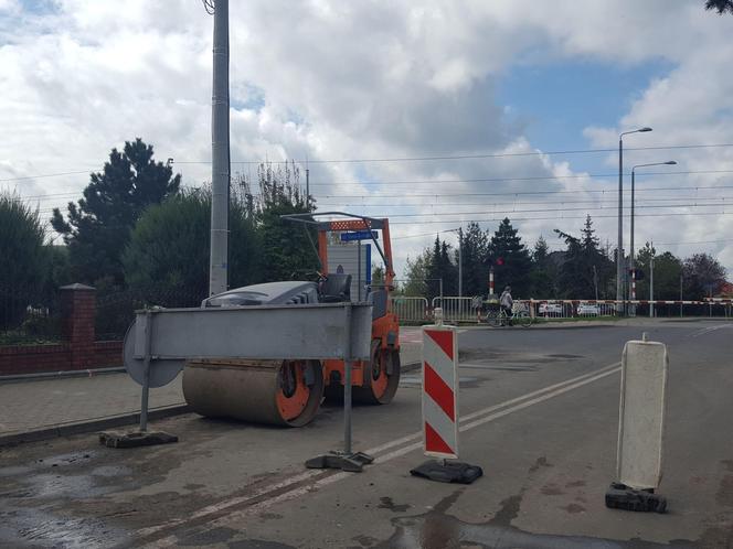 Kończy się przebudowa odcinka Dożynkowej w Lesznie. Drogowcy wylewają dziś asfalt na jezdni 