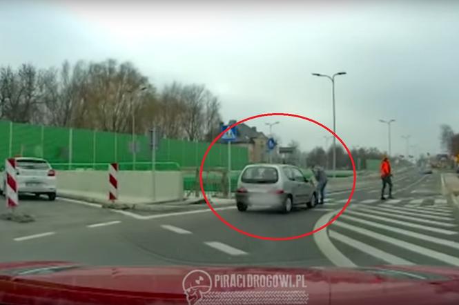 Katowice: Spięcie kierowcy Seicento z pieszym. Potrącił go na przejściu! O co poszło? [WIDEO]
