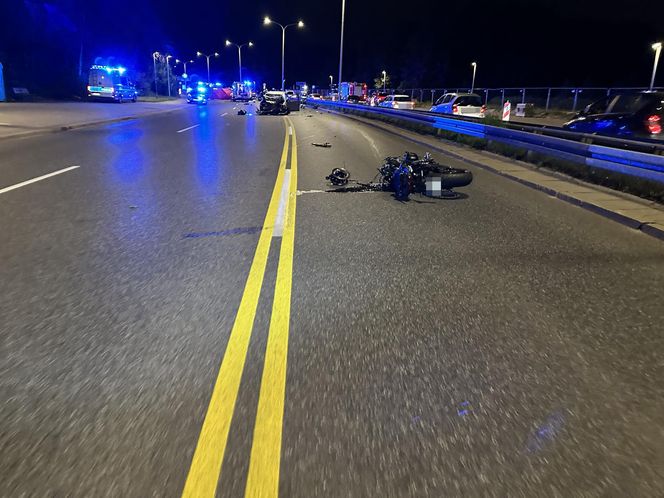 Makabra na Wisłostradzie. Roztrzaskane auta i motocykle. Dwie osoby reanimowane w tym dziecko 