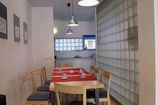 Szklane pustaki jako ścianka działowa w kuchni