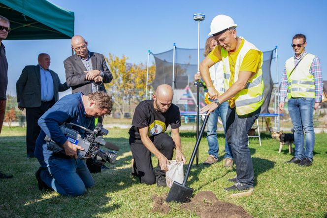 Wkopanie pamiątkowego słupka na prywatnej działce w Nowej Wsi