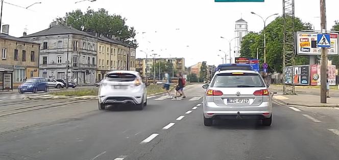 Pirat drogowy niemal ZMIÓTŁ dzieci z przejścia dla pieszych w Łodzi! WIDEO