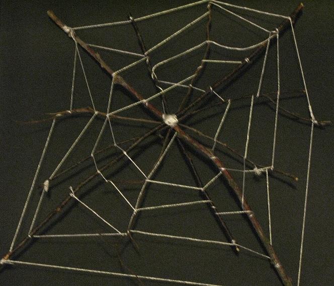 Dekoracje na Halloween - KROK III: tkanie pajęczej sieci