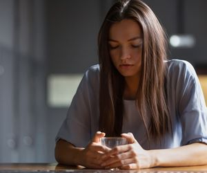 Chcesz przestać pić, ale nie potrafisz? Te proste triki mogą pomóc