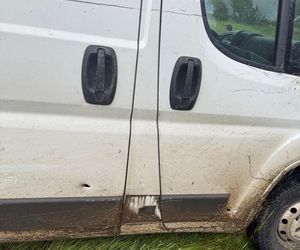 Nieudana blokada policji pod Jelenią Górą. Kierowca fiata ducato pojechał dalej [ZDJĘCIA]